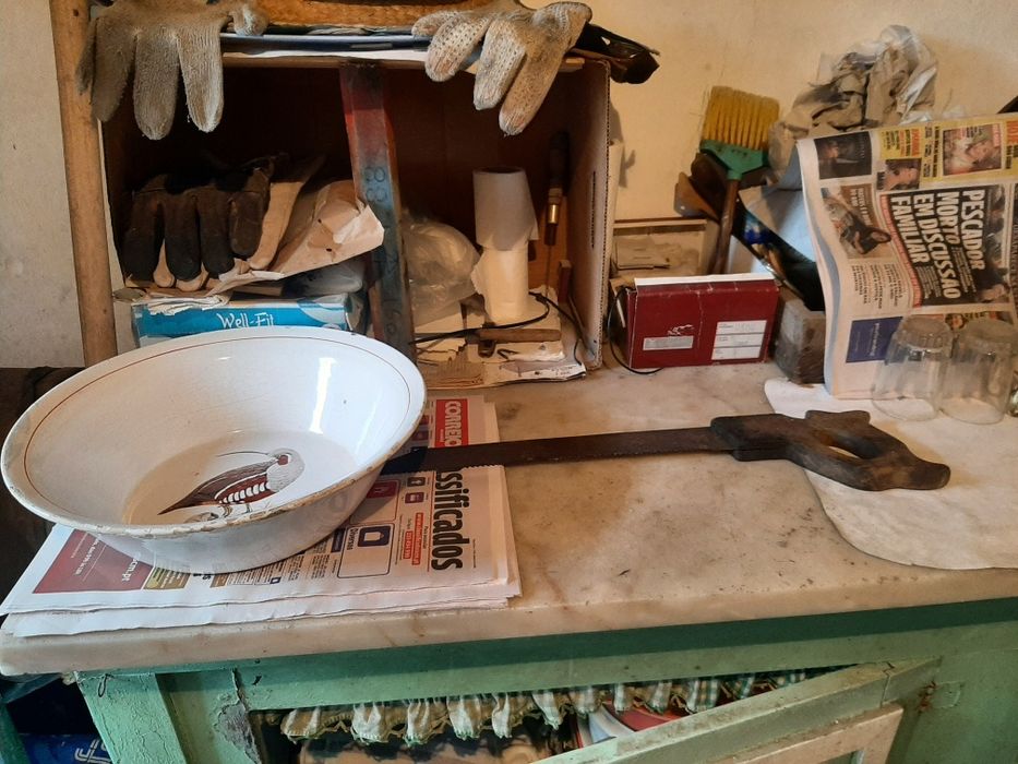 Serrote antigo com cabo trabalhado,em madeira.