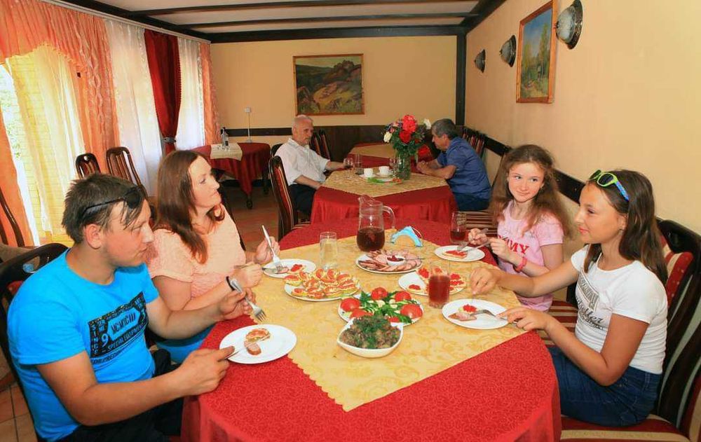 (7) Продаж готельного комплексу в Буші (1143)