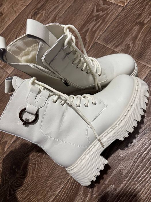 Жіночі білі черевики на платформі