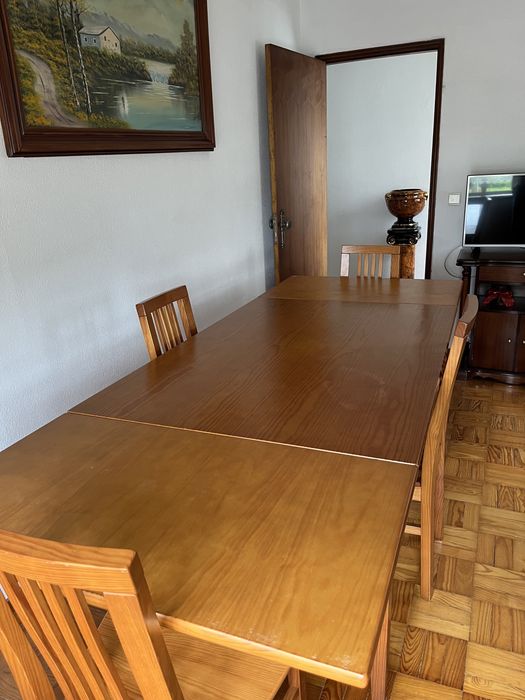 mesa de madeira extensível + 4 cadeiras
