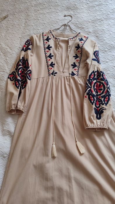 Вишита сукня (машинна вишивка)