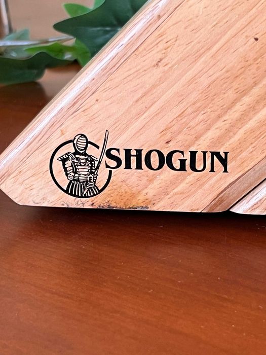 base de madeira só com 4 facas e 1 garfo