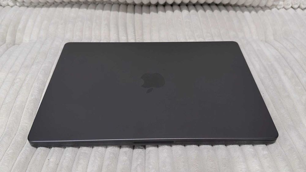 MacBook Pro M3 Pro - 18GB RAM / 512GB SSD c/ Caixa + Carregador