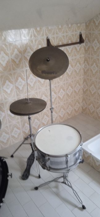 Se vende bateria musical completa como nova.