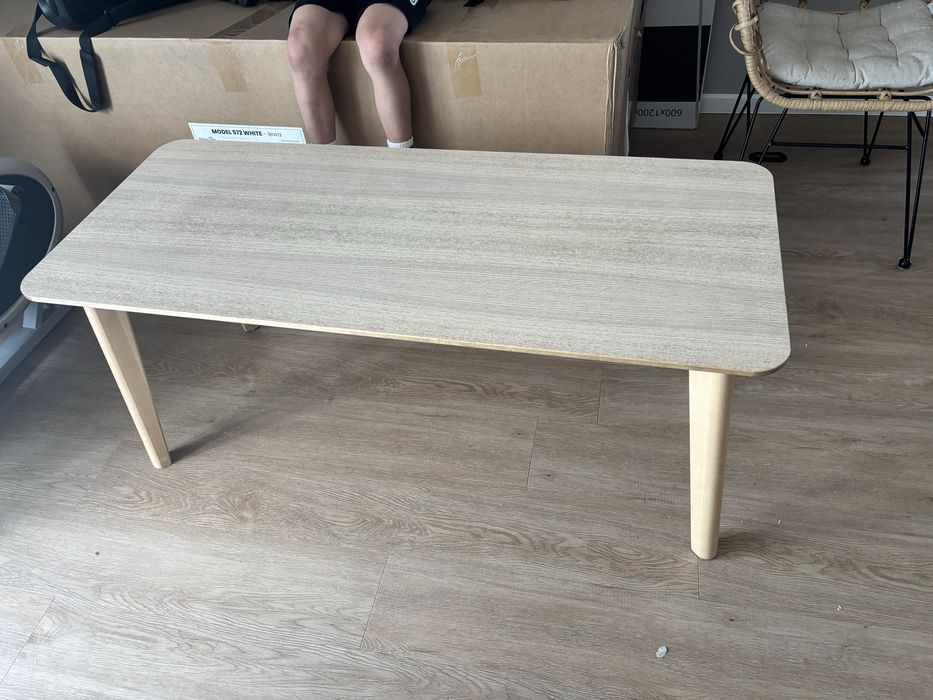 Stolik kawowy odcienie jasnego drewna ikea