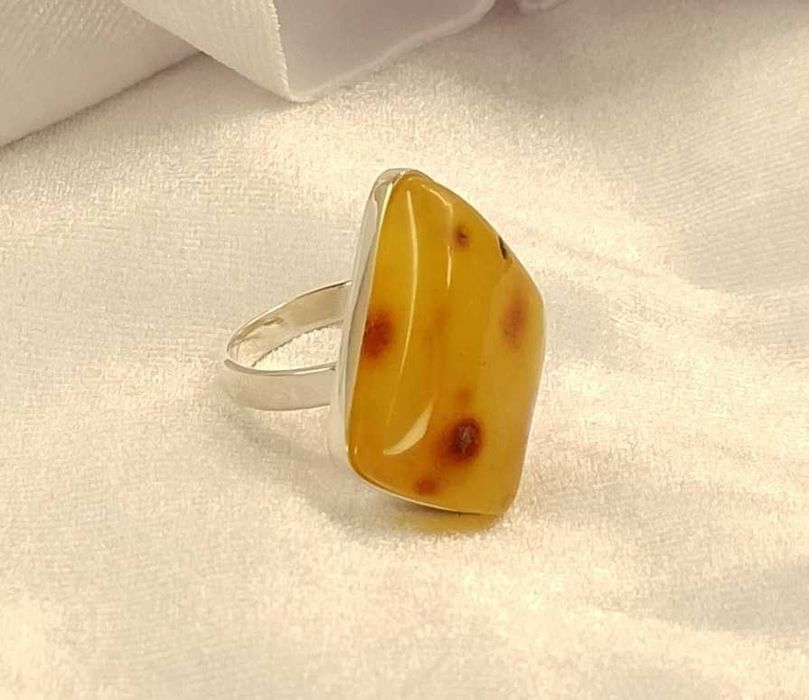 Srebrny pierścionek z bursztynem