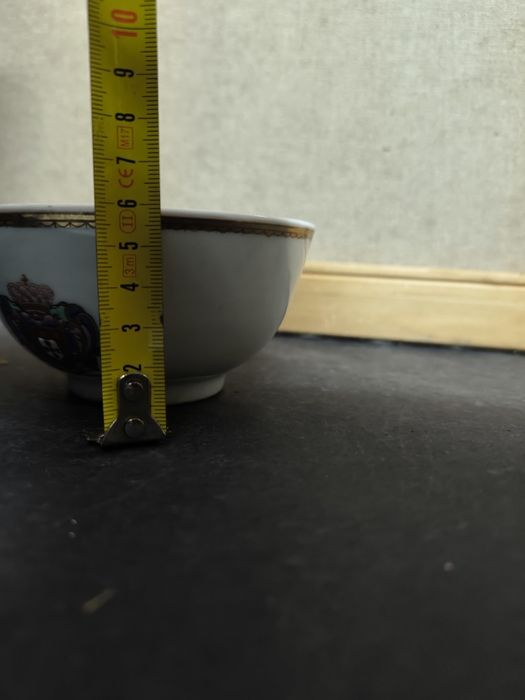 Elegante Tigela de Porcelana com Brasão Português. 
Tigela em porcelan