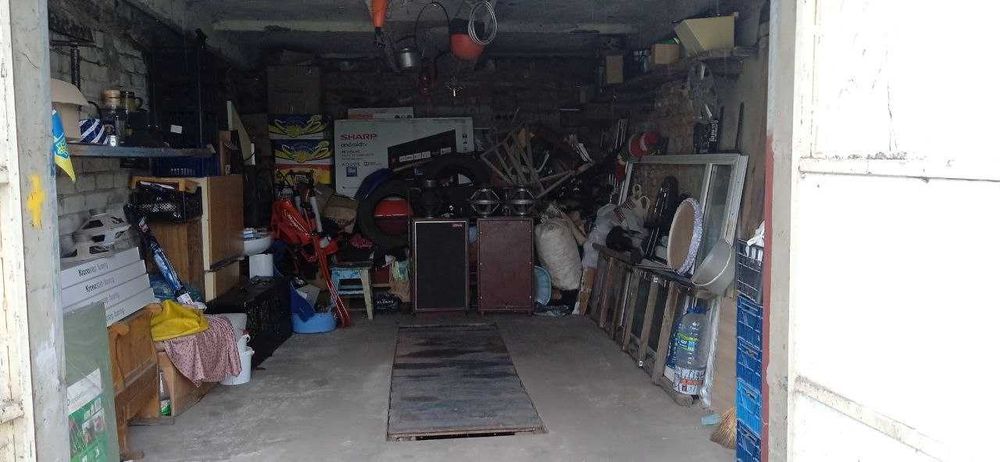 Гараж в районі війського містечка