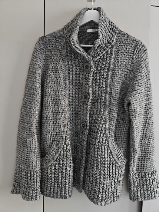 Szary, gruby, dzianinowy kardigan marki Marks & Spencer.
