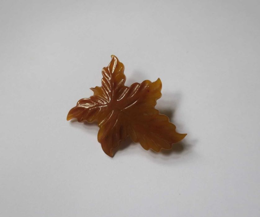 Stara broszka bakelit liść klonu vintage broszka