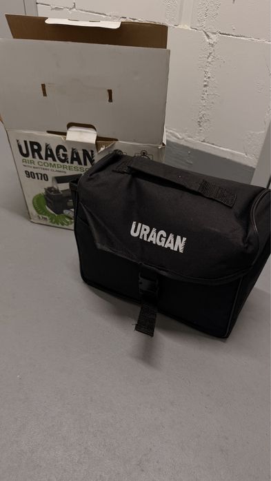 Kompresor samochodowy z pokrowcem.