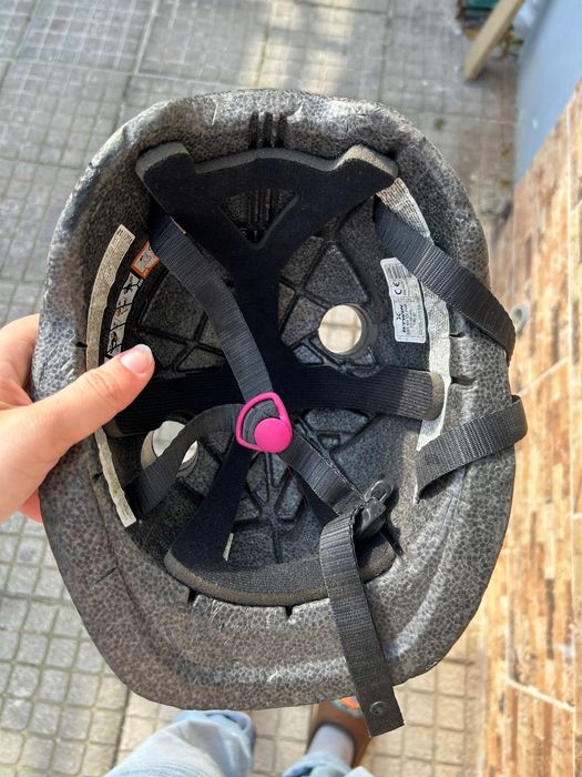 Capacete rosa de menina
