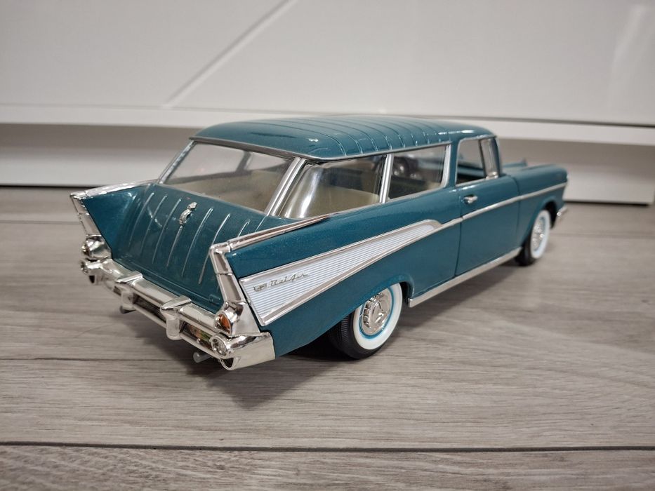 Album i samochód kolekcjonerski Chevrolet Nomad Road Legends 1:18