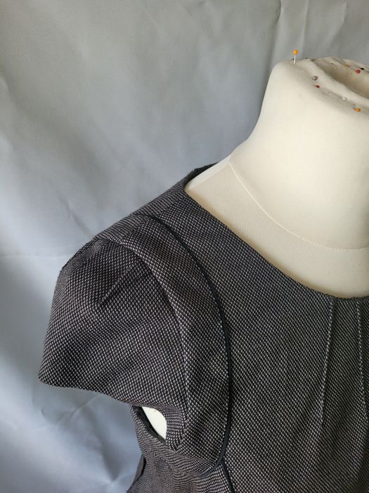 Sukienka biurowa, pięknie wykończona, rozm. 40-42