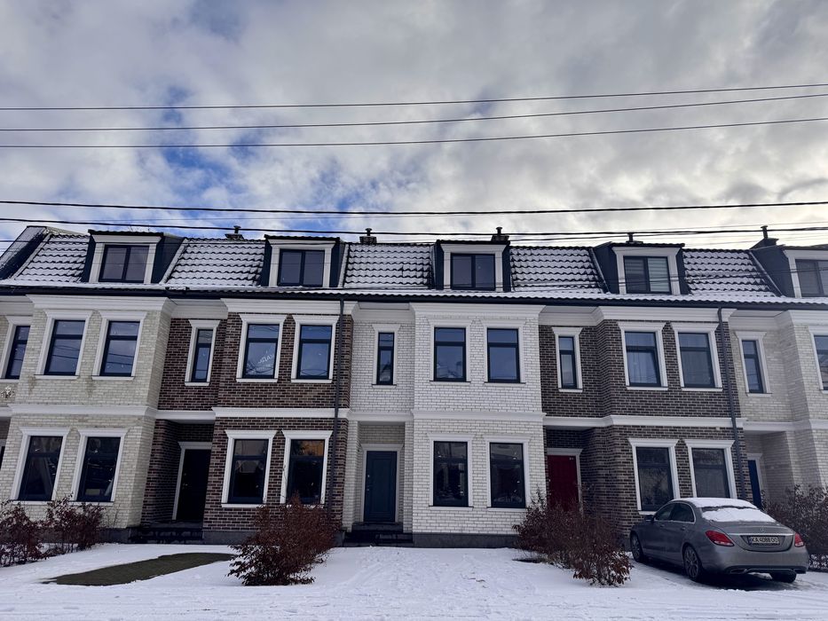 Таунхаус з закритою територією