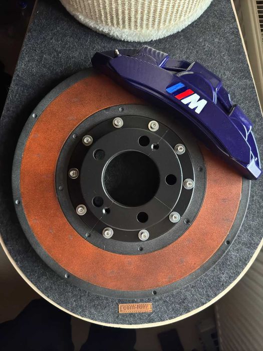 Унікальна лампа у вигляді гальмівного диску BMW M