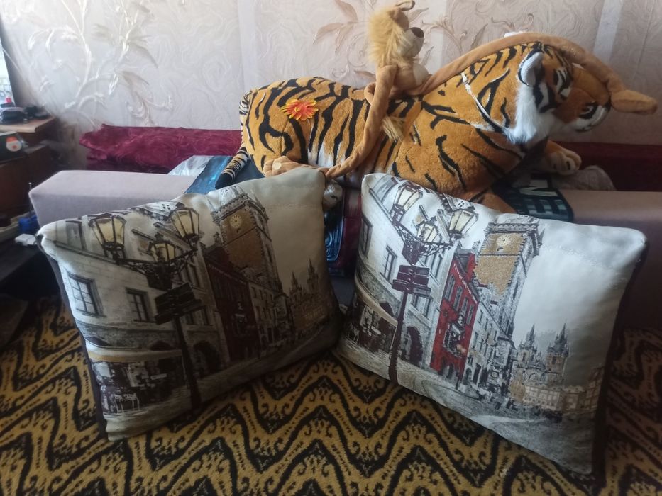 Подушки для дивану Вживані в гарному стані