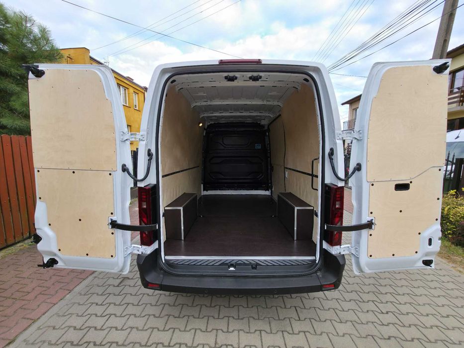 Zabudowa zabezpieczenie ze sklejki Renault Master van