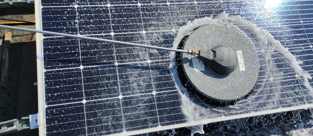 Миття сонячних панелей.