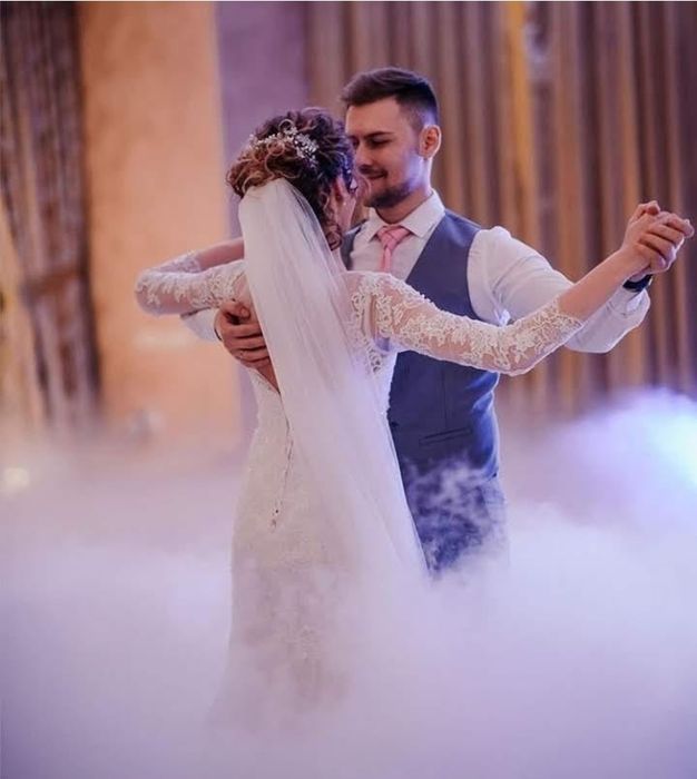 Низький,важкий,дим для першого танцю