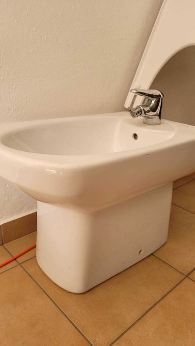 Bidé Roca com tampa e torneira