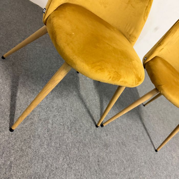 Cadeiras em tom amarelo torrado