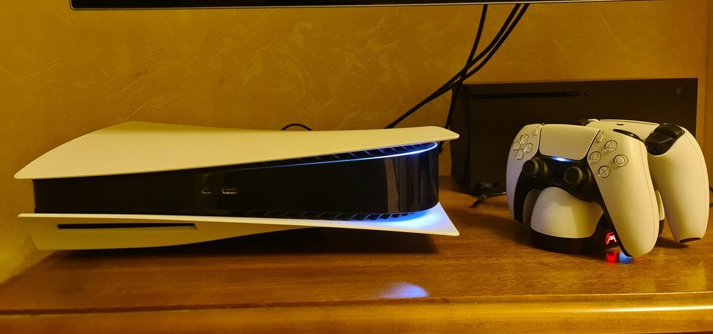 Ігрова консоль PlayStation 5 з додатковими аксесуарами.