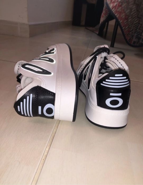 sapatilhas brancas com detalhes pretos