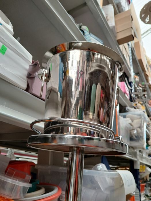 Wiaderko na lód do chodzenia szampana na podstawie