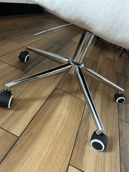 Piękny kremowy fotel