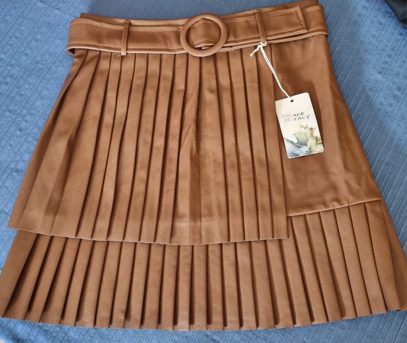 Saia castanha, toda às pregas. Com cinto e fecho atrás. L