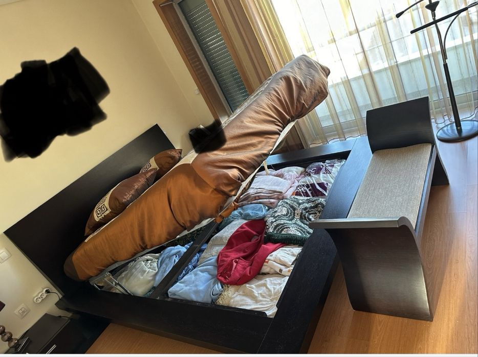 Mobília quarto moderna - cama, mesinhas cabeçeira, cabide e banco