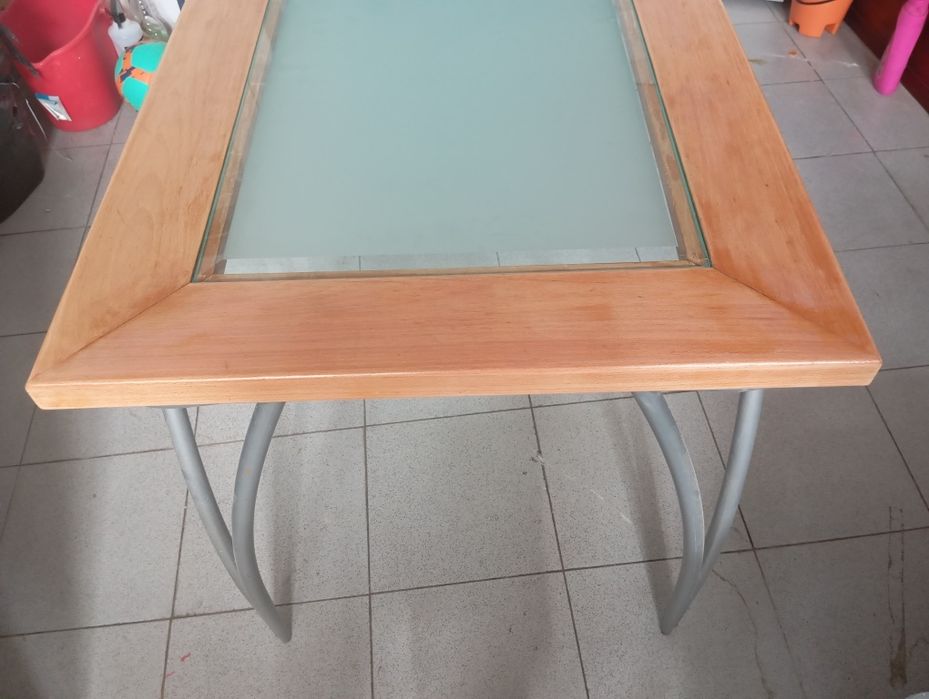 Mesa de jantar sem cadeiras