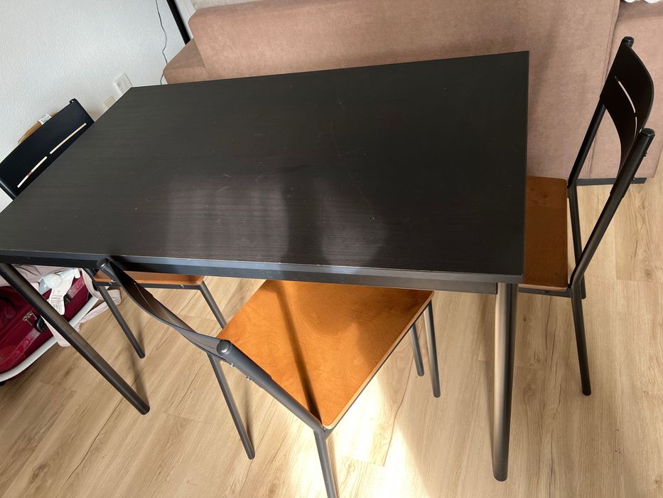 Mesa + 4 cadeiras conj.