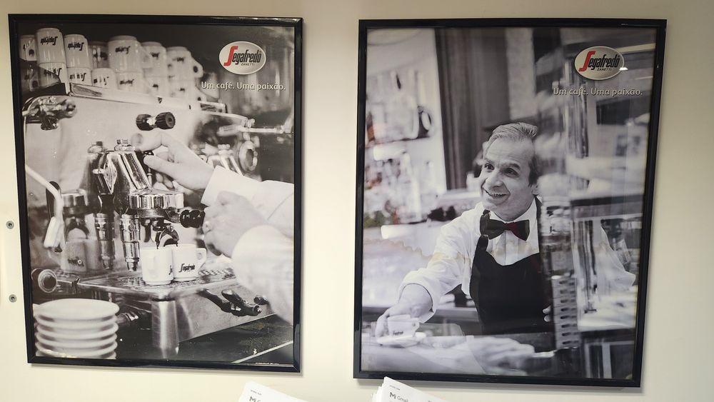 Vendo dois Quadros decorativos antigos Segrafredo Cafés