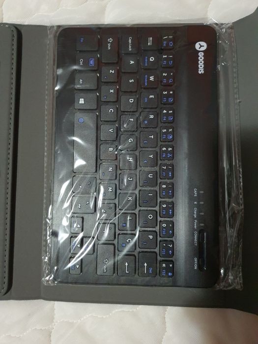 Capa com teclado para tablet nova