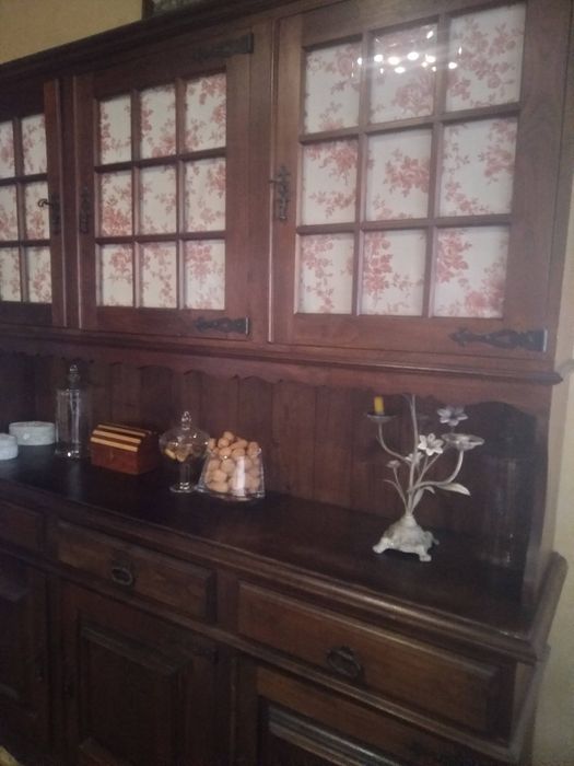 Louceiro em castanho maciço em muito bom estado