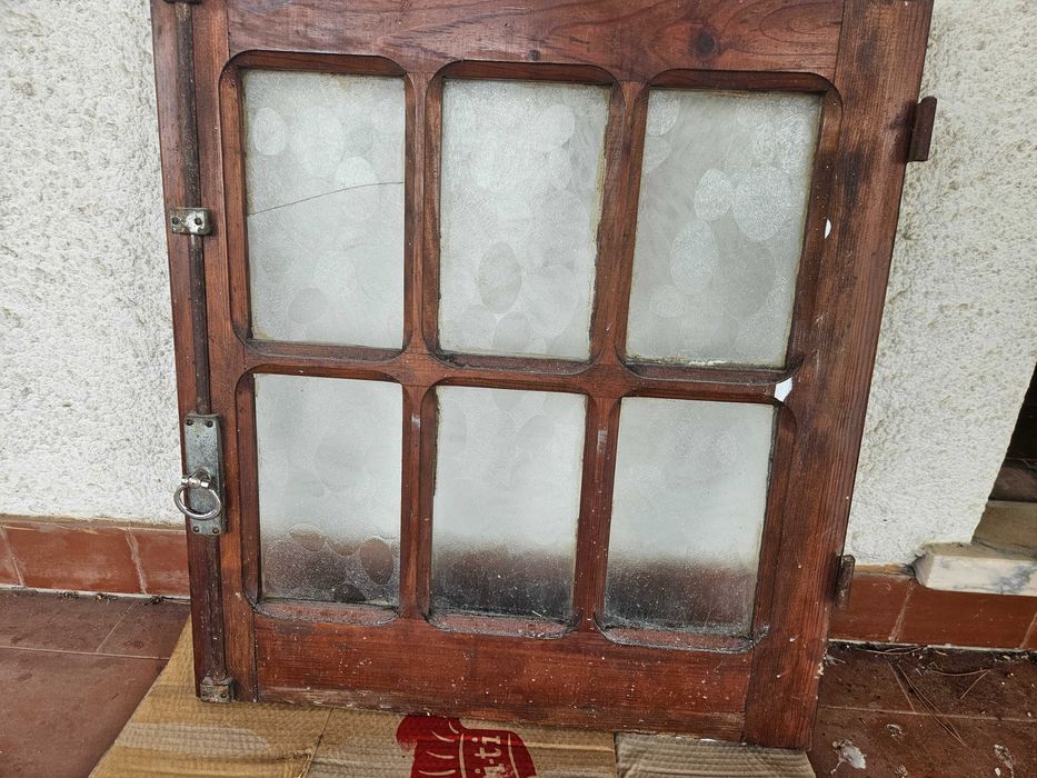 Janela madeira com vidros foscos