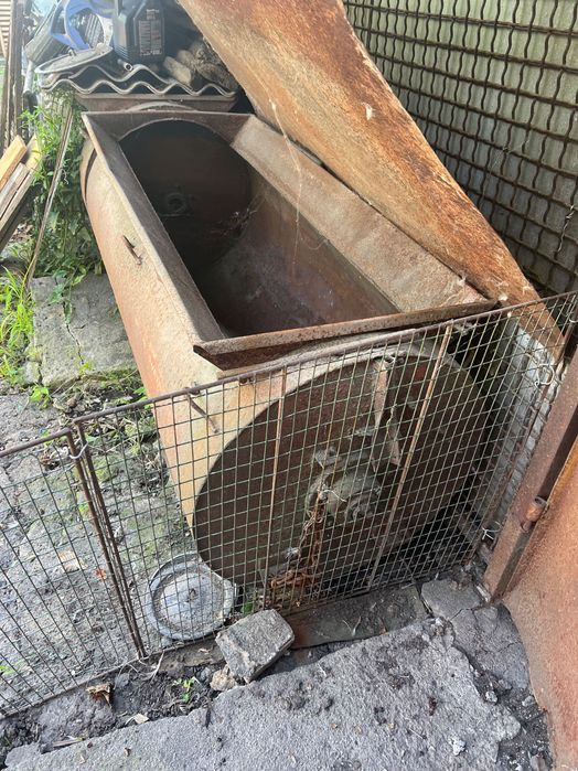 Металеві емкості різного вмісту