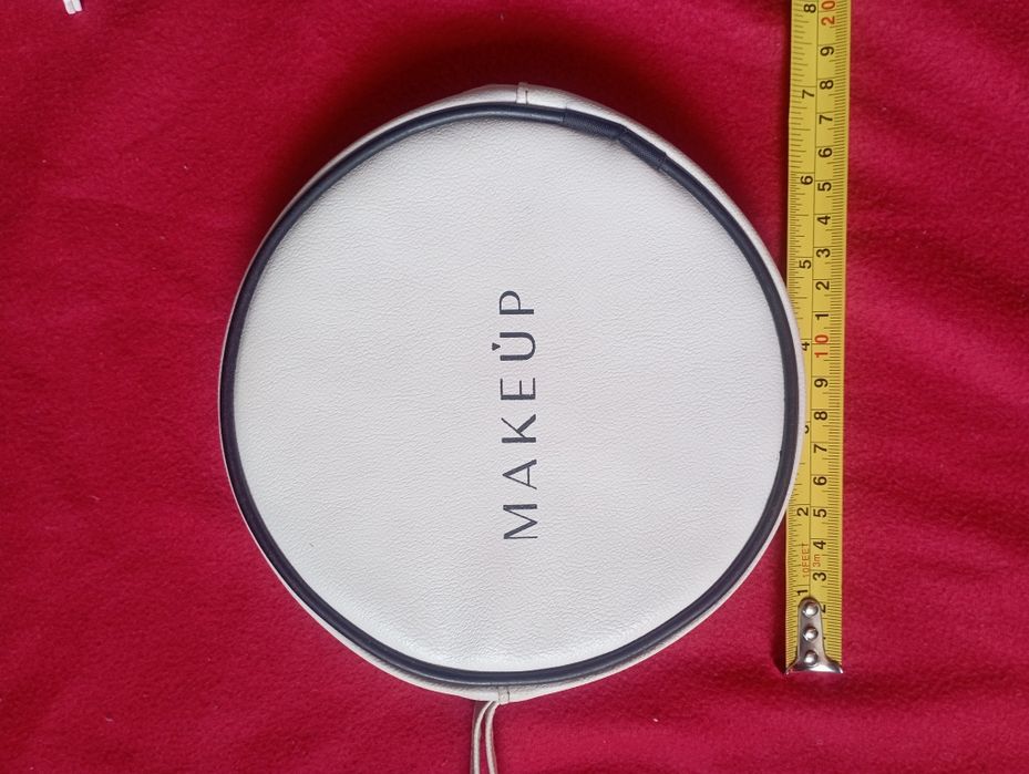 Дві білі косметички