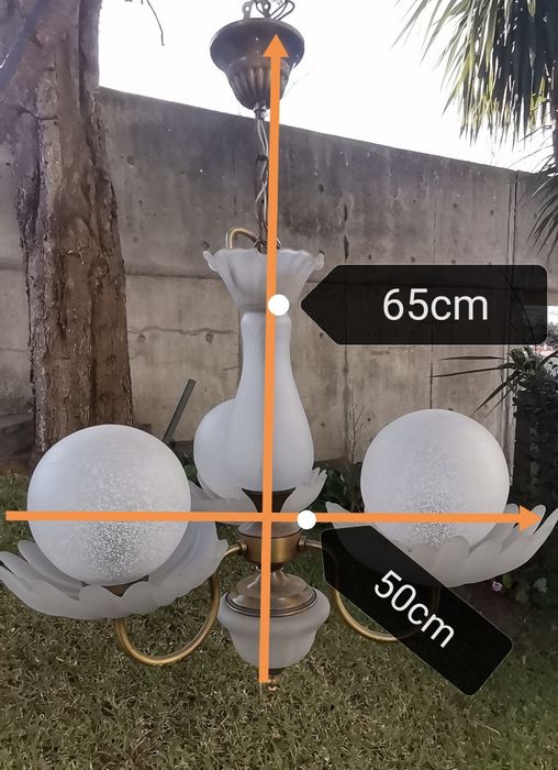 Belíssimo candeeiro aplicação ao teto, estrutura em latão e vidro em f