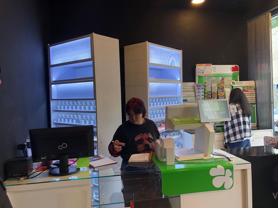 Trespasse de Tabacaria com Jogos Santa Casa junto ao metro Combatentes