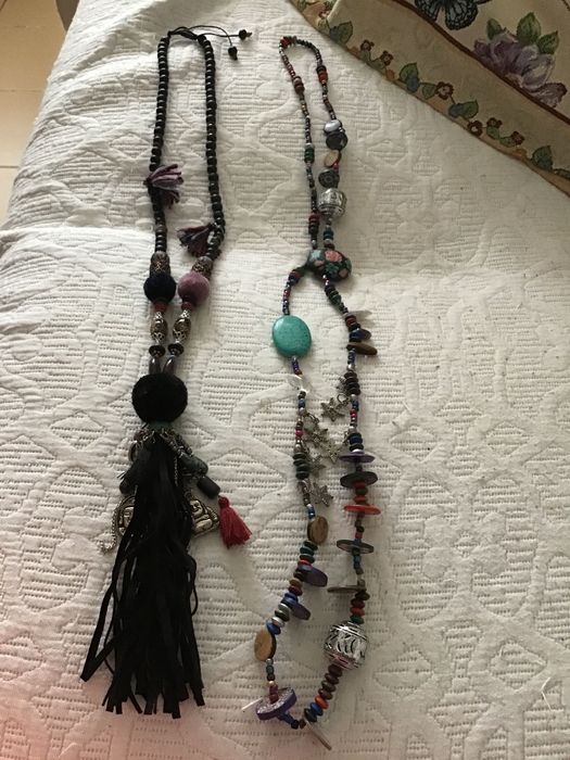 Colares de missangas e pedras