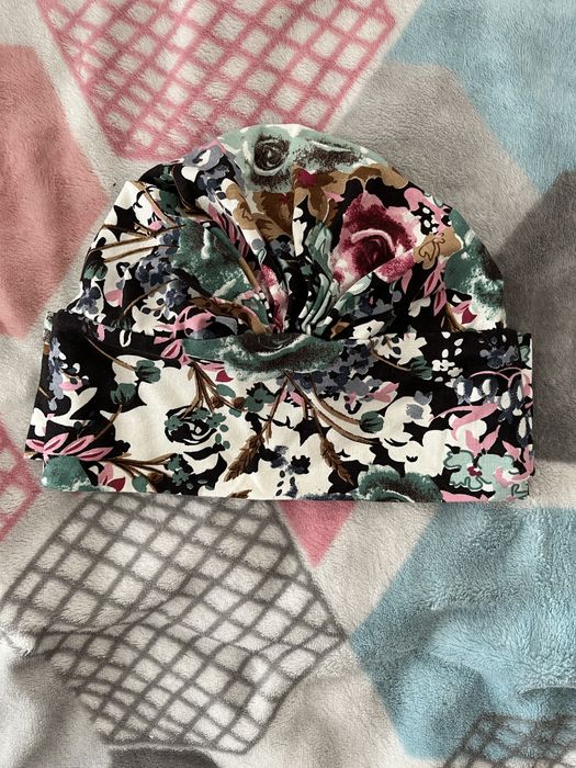 Letni materiał do okrycia głowy