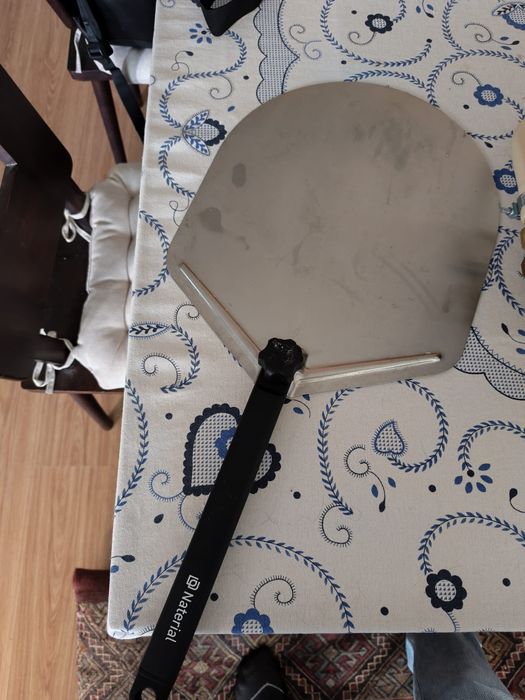 Forno de pizzas com utensílio extra
