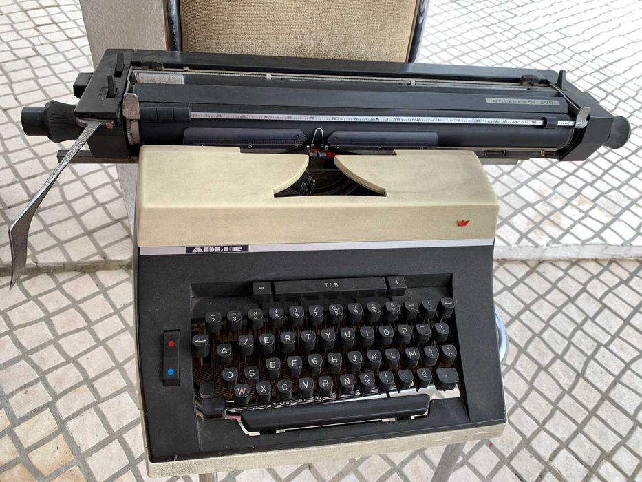 Maquina de escrever A4  - marca ADLER  - universal 200