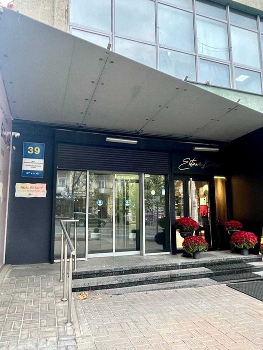 Офіс 181м2 з фасадом і паркінгом біля метро Площа Українських Героїв