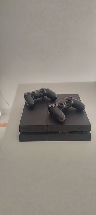 PS4 1tb + 2 comandos +  2 jogos + assessórios em bom estado