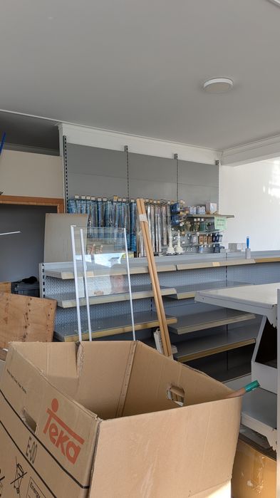 Prateleiras metálicas e acessórios