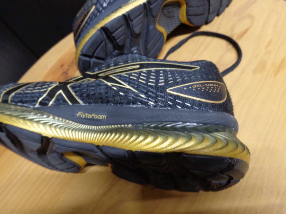 Sapatilhas Asics Black / Pure Gold